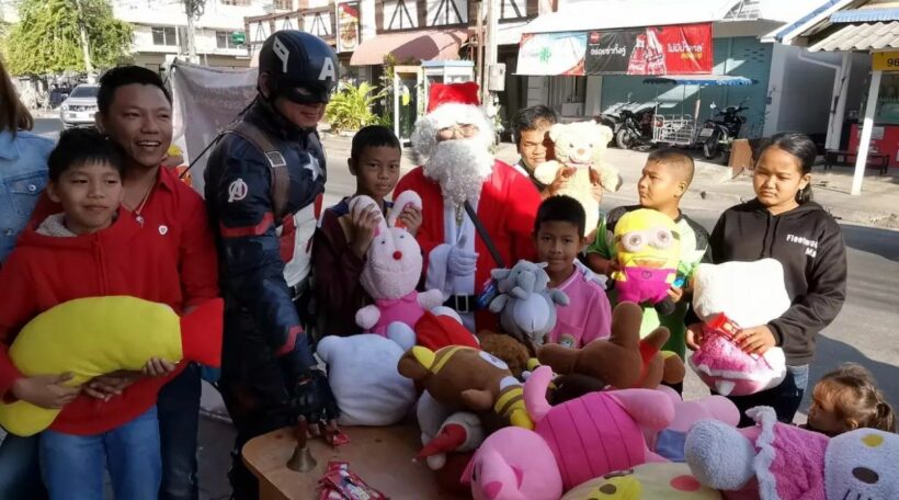 คุณลุงแต่งตัวซานต้า แจกของขวัญเด็กวันปีใหม่ | The Thaiger