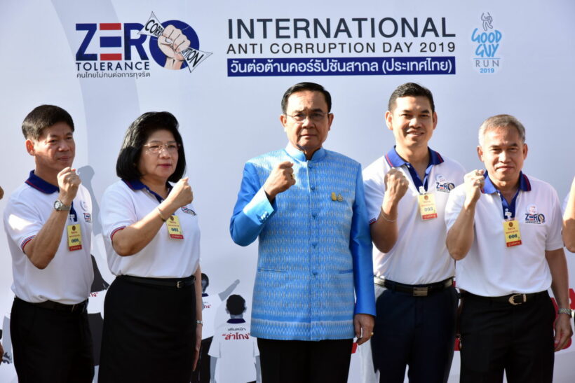 บิ๊กตู่ย้ำทุกคนร่วมมือต่อต้านคอร์รัปชั่น ชูกำปั้นไม่ทนต่อการทุจริต | The Thaiger