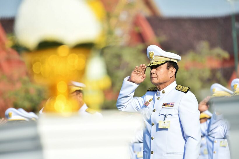 วันพ่อแห่งชาติ นายกรัฐมนตรีและภริยา เป็นประธานในพิธีวางพานพุ่ม และถวายบังคม | The Thaiger