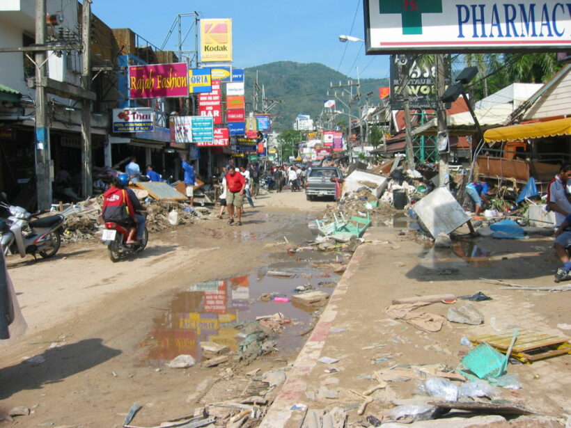 ภาพจาก: วิกิพีเดีย ความเสียหายที่ถนนสายหนึ่งบริเวณป่าตอง จังหวัดภูเก็ต