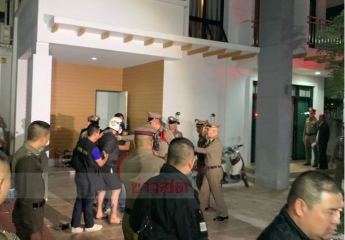 เพื่อนครูเอ็ม-ครูแนน ตะโกนไล่สาปแช่งคนร้าย ขณะทำแผนประกอบคำรับสารภาพ | The Thaiger