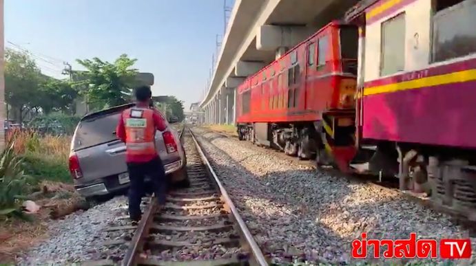 หนุ่มเมาหนัก ขับกระบะคร่อมทางรถไฟ บอกขับมาตาม Google Map | The Thaiger