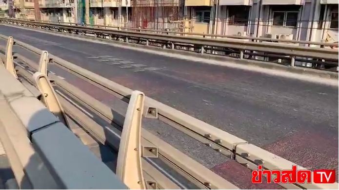 สังเวยเพิ่มอีกศพ จุดสะพานลอยข้ามแยกคลองตัน มอเตอร์ไซค์วิบากแหกโค้งดับ | The Thaiger