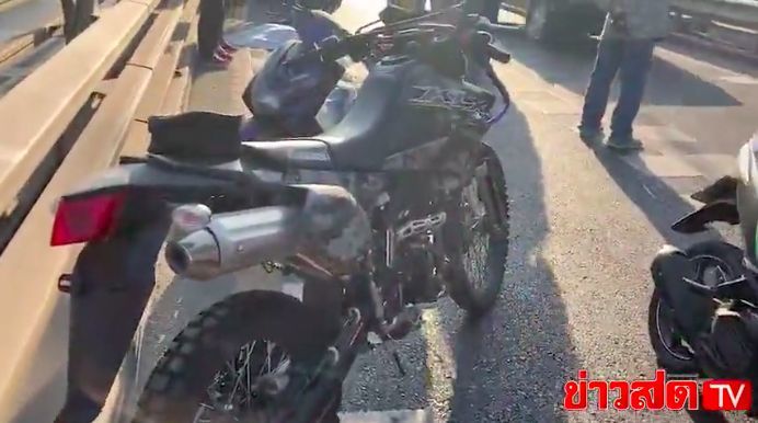 สังเวยเพิ่มอีกศพ จุดสะพานลอยข้ามแยกคลองตัน มอเตอร์ไซค์วิบากแหกโค้งดับ | News by The Thaiger