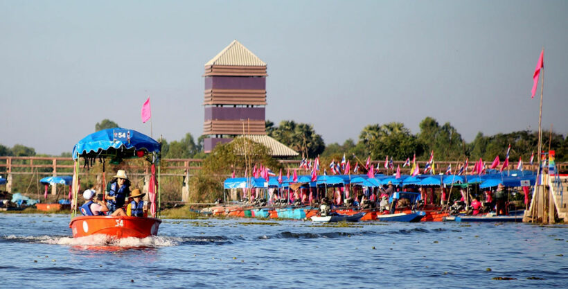 Tourists head to the spectacular Red Lotus Lake in Udon Thani | News by Thaiger