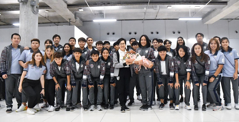 ยิ้มแย้ม! ทัพ “ชบาแก้ว” เดินทางถึงประเทศไทย หลังเสร็จภารกิจ “ฟุตบอลหญิงซีเกมส์” | The Thaiger