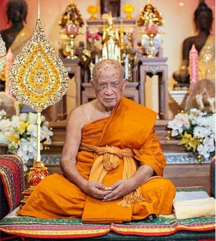 แห่ซื้อ เลขเด็ดหลวงปู่ทอง เกจิดังล้านนา หวังลาภหวยงวด 16 ธันวา | The Thaiger
