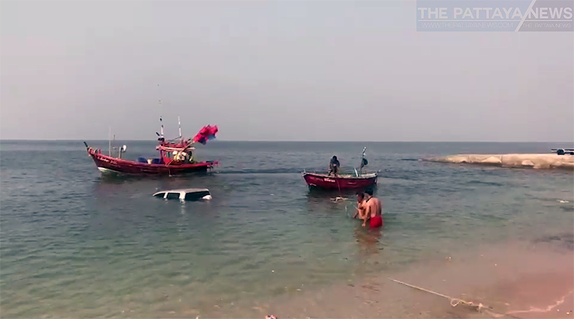 Strong waves drags pickup and jet ski into the sea in Chonburi