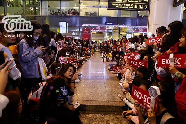 Sân bay Nội Bài hứng trọn biển fangirl đón EXO-SC | News by Thaiger