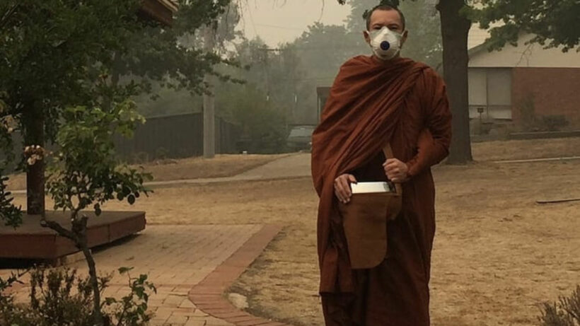 พระเจสัน ยัง สวมหน้ากากบิณฑบาต หลังไฟไหม้ป่าที่ออสเตรเลีย | The Thaiger