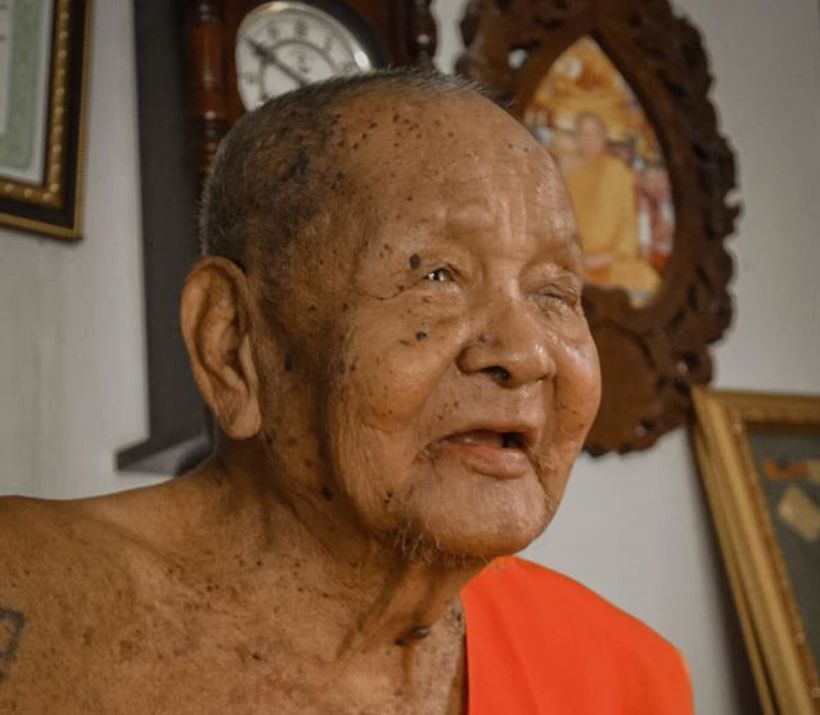 หลวงปู่เจือ ละสังขาร สิ้นพระเถระ 5 แผ่นดิน วัดหนองแผ่นดิน | The Thaiger
