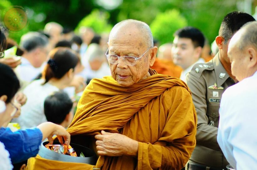 คอหวยตีเลขเด็ด หลวงปู่แบน ธนกาโร เกจิสายกรรมฐาน ละสังขาร | The Thaiger
