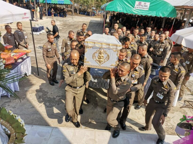 ภาพประทับใจ นายพลคอมมานโด แบกโลงศพลูกน้องขึ้นเมรุ | The Thaiger