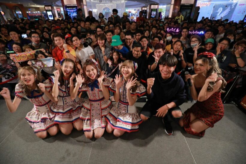 งานจับมือ BNK48 ต้องใส่หน้ากากอนามัย วัดอุณหภูมิ ป้องกันไวรัสโคโรน่า | The Thaiger