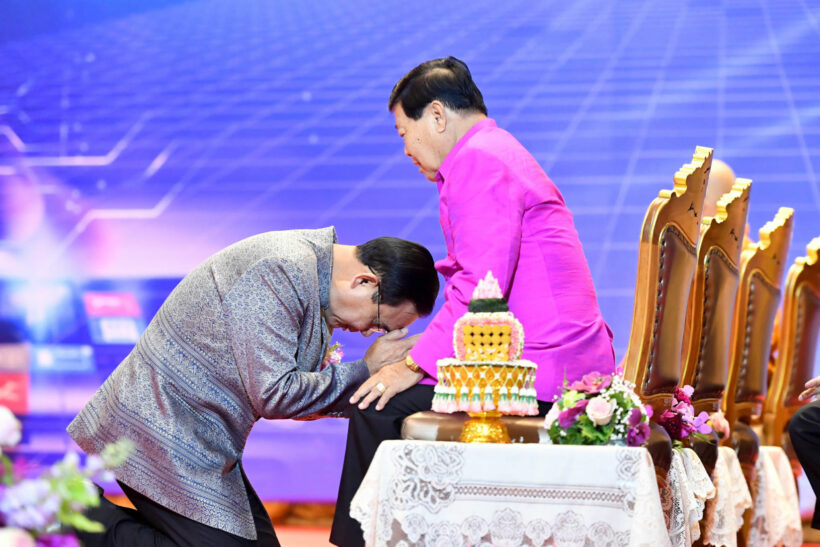 วันครู 2563 สุดซึ้ง พลเอกประยุทธ์กราบครูที่เคยสอนสมัยมัธยม | The Thaiger