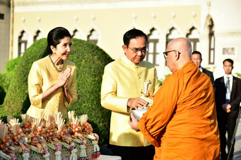 ไม่หวั่นปีชง พลเอกประยุทธ์-ภรรยา ตักบาตรวันปีใหม่ 2563 | The Thaiger