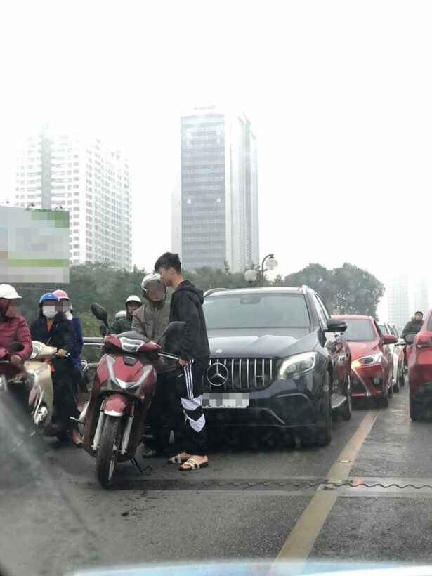 Đỗ Duy Mạnh va chạm xe tiền tỷ ở cầu vượt Thái Hà | News by Thaiger