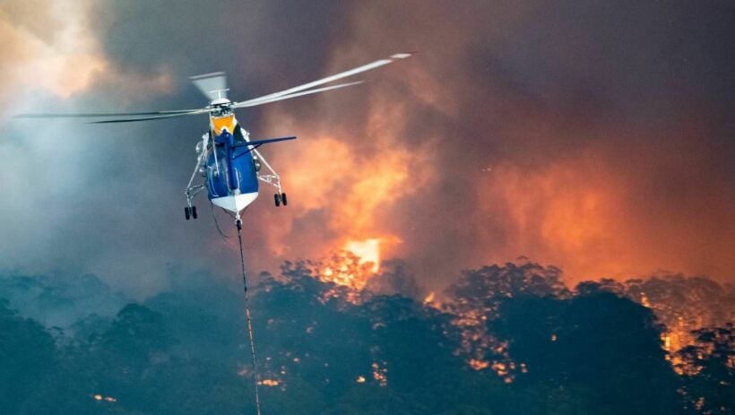 Australian Navy evacuates coastal residents whilst southern NSW and eastern Victoria burns