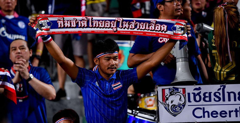 จังหวะดี! แฟนบอล ทีมชาติไทย เอาฮาเป่า “ธรณีกรรแสง” ในเกมยันเสมอ อิรัก | The Thaiger