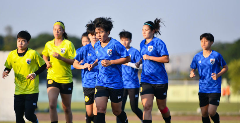 ชมภาพ “ชบาแก้ว” ลงซ้อมก่อนอุ่น เมียนมาร์ เตรียม “ปรีโอลิมปิก” นัดสุดท้าย | The Thaiger