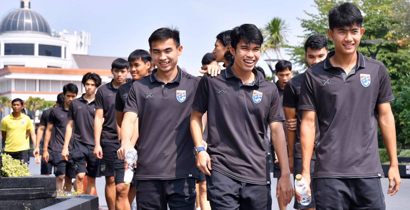 ยิ้มแย้ม! ชมแอ็คชั่นยืนเส้นยืดสายของ “ช้างศึก U23” ก่อนดวล ซาอุดีอาระเบีย | The Thaiger