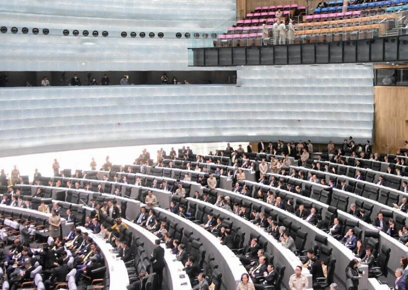 รัฐสภา แจกหน้ากากอนามัย และตรวจเช็คสมาชิก ว่ามีเชื้อไวรัสอู่ฮั่นหรือไม่ | The Thaiger
