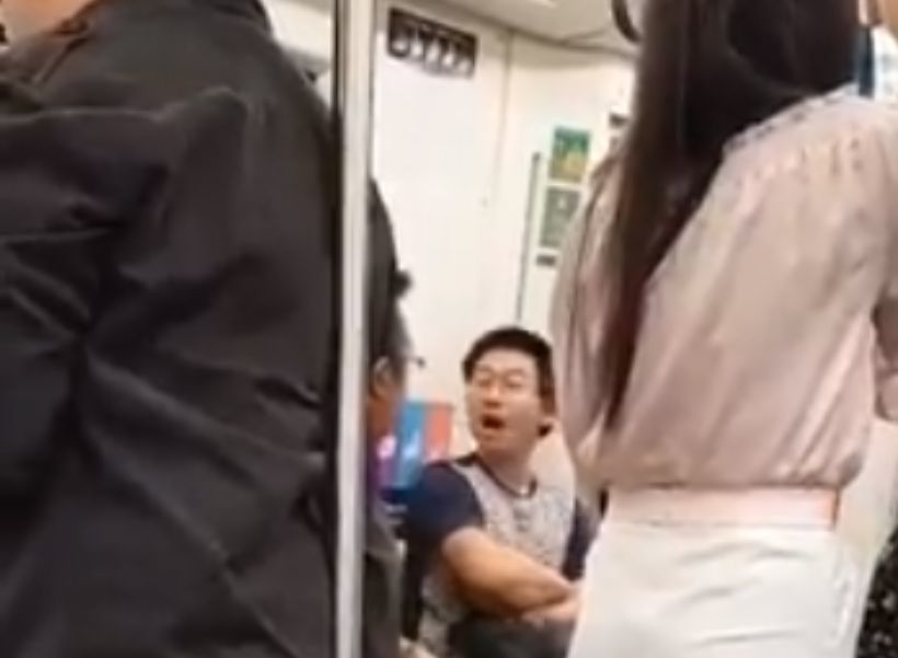 หนุ่มนั่งที่พิเศษบนรถไฟฟ้า แต่ไม่ยอมลุกเมื่อมีคนแก่เข้ามา | The Thaiger