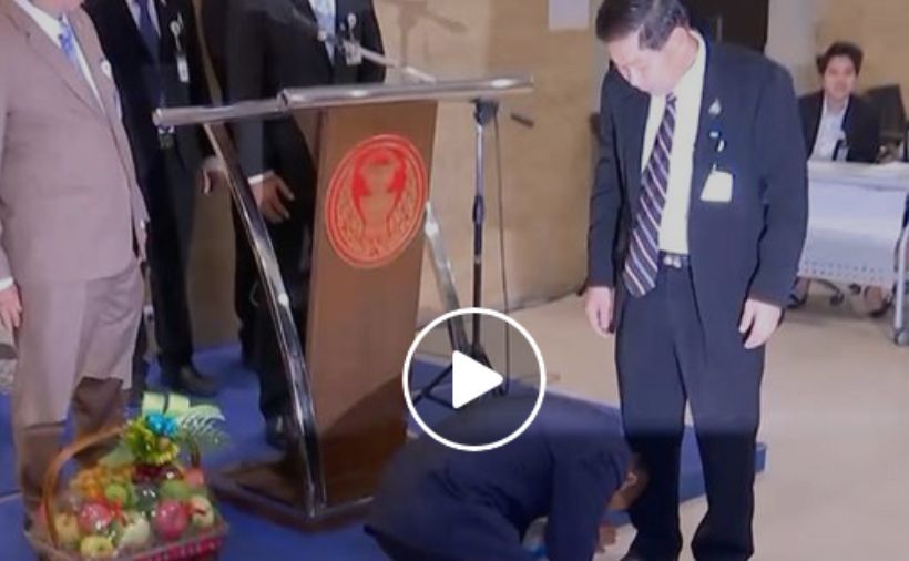 หมอธี ก้มกราบเท้า เสรีพิสุทธ์ ขอถอนฟ้องหมิ่นประมาท | The Thaiger