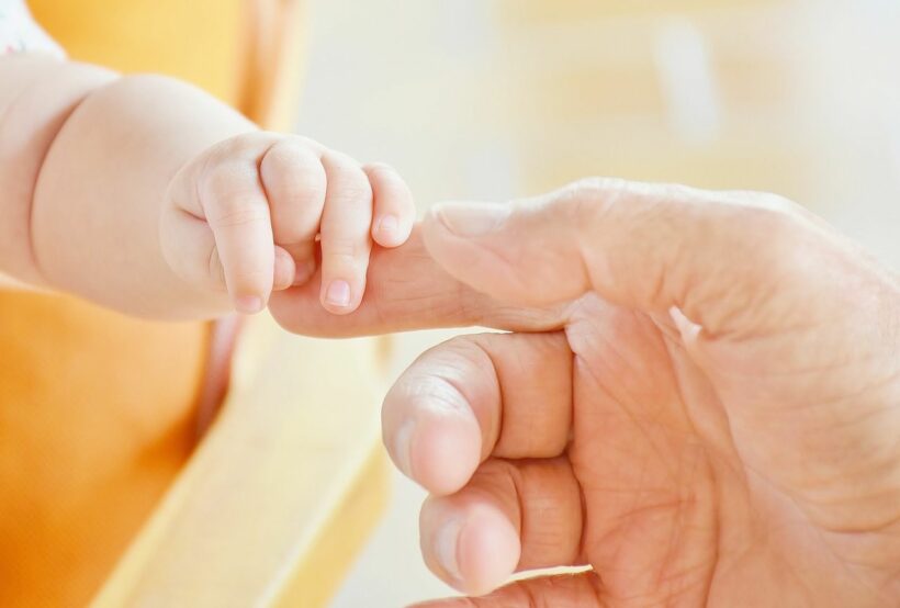 ช็อก แม่ติดเชื้อไวรัสโคโรน่าคลอดลูก ทารกติดด้วย | The Thaiger