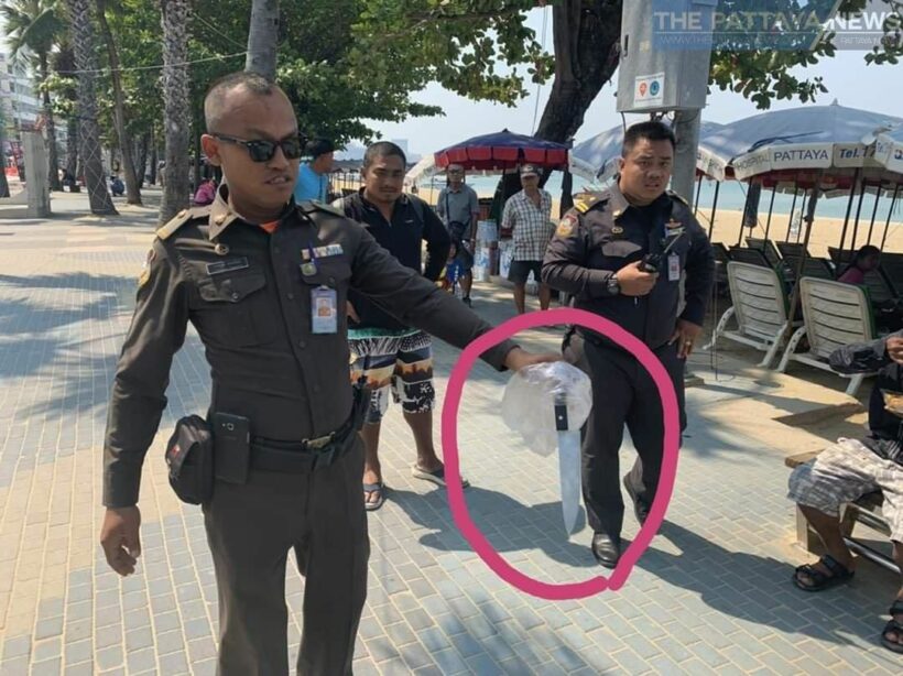 Drunken man arrested threatening people with large knife on Pattaya beach