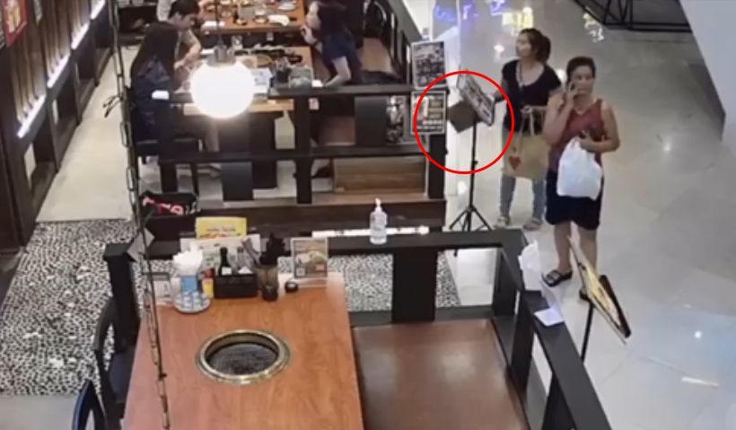 สองสาวแสบฉกกระเป๋ากลางห้างย่านรัชดาถูกจับแล้ว | The Thaiger