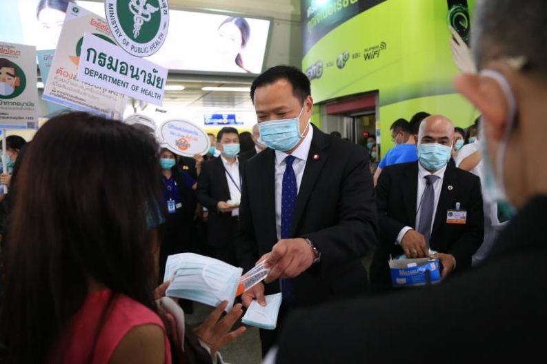 อนุทินเดือด แจกหน้ากากอนามัยฝรั่งไม่ใส่ ต้องไล่ออกจากประเทศไทย | The Thaiger