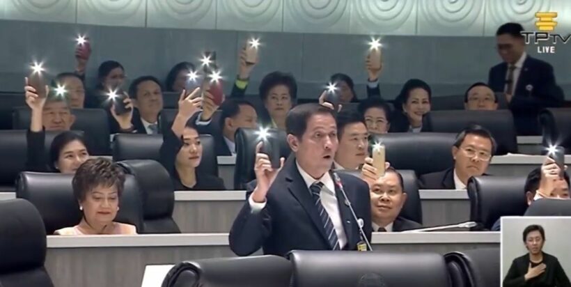 อนุดิษฐ์นำส.ส.เปิดไฟไล่ประยุทธ์ ท้ายุบสภา เจ้าตัวยิ้มโคลงหัว | The Thaiger