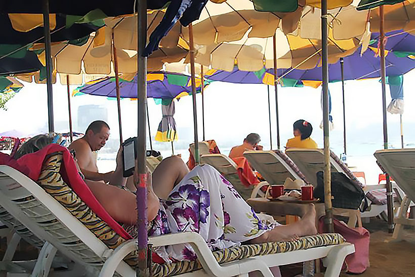 Old “falangs” are Pattaya beach vendors’ lifeline in coronavirus downturn