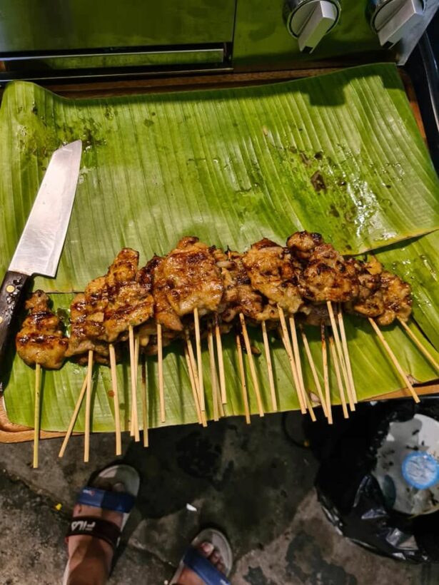 หมูปิ้งฮีโร่ ! กอล์ฟ ฟักกลิ้งฯ กลายเป็นพ่อค้าหมูปิ้ง หลังงานหายหมด เพราะพิษ COVID-19 | News by The Thaiger