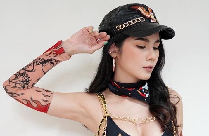 รมต. เตรียมเอาผิด น้องแนท โชว์หวิวหนักเกินงามออกงาน | The Thaiger