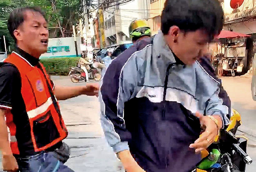 Bangkok motorbike taxi drivers attack Grab driver in broad daylight – VIDEO