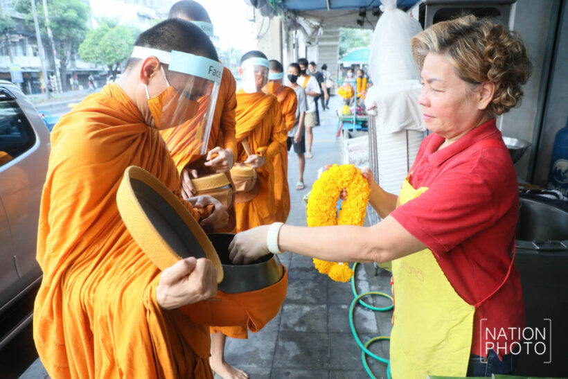 Bangkok monks now sporting bespoke facemasks | News by Thaiger