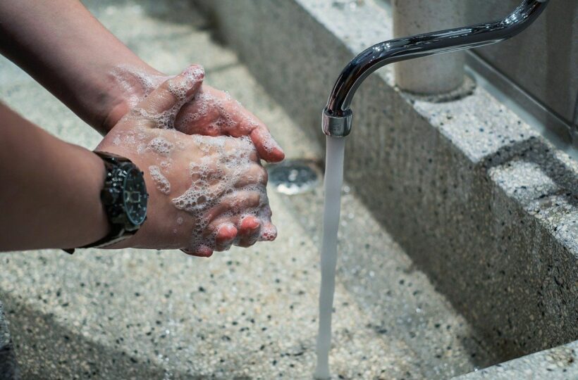 วิธีใช้เจลล้างมือที่ถูกต้อง ปลอดภัยจากโควิด-19 และข้อควรระวัง | The Thaiger