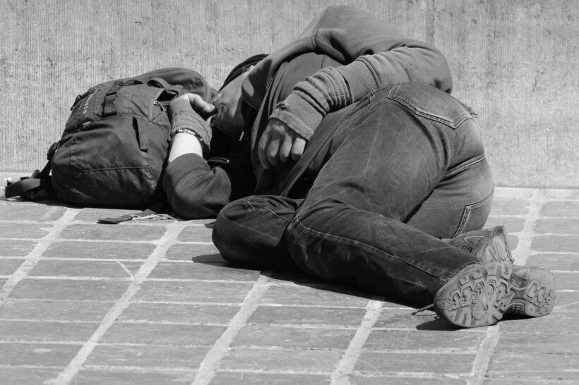 หนุ่มพ้อพิษโควิด-19 ไม่มีเงินเช่าหอ เตรียมกลายเป็น Homeless | The Thaiger