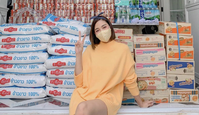 ปุ๊กลุก ฝนทิพย์ แพ็คของแจกประชาชนที่เดือดร้อน เพราะโควิด-19 | The Thaiger