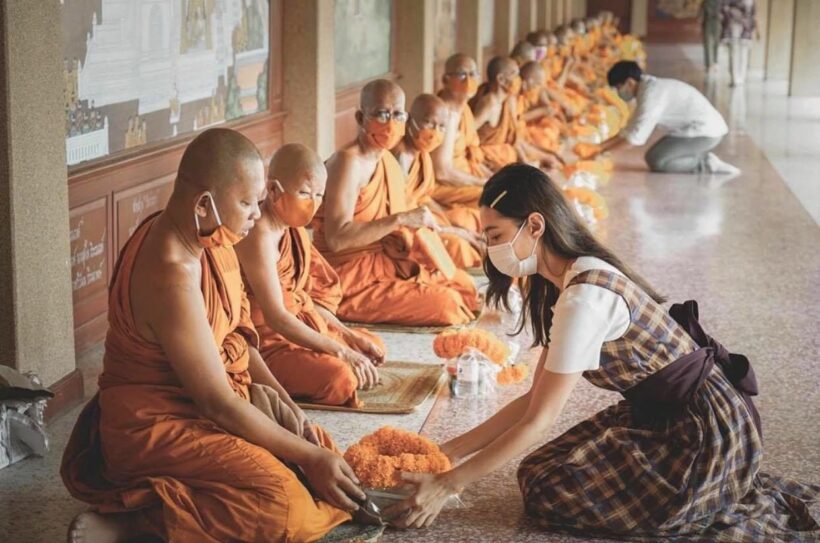 เบลล่า ราณี ทำโรงทาน-ถวายหน้ากากอนามัยให้วัด | The Thaiger