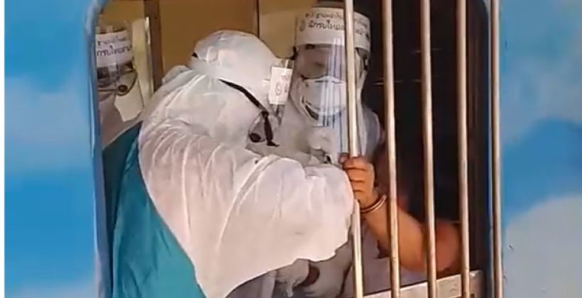 สยองทั้งโบกี้ ! คลิป-ป้ามหาภัย ขึ้นรถไฟไข้สูงไม่ให้ตรวจ COVID-19 แถมไล่ถุยน้ำลายใส่คนอื่น | The Thaiger