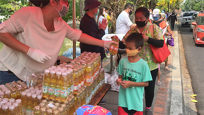 Food queues run 2 kilometres around Chiang Mai moat