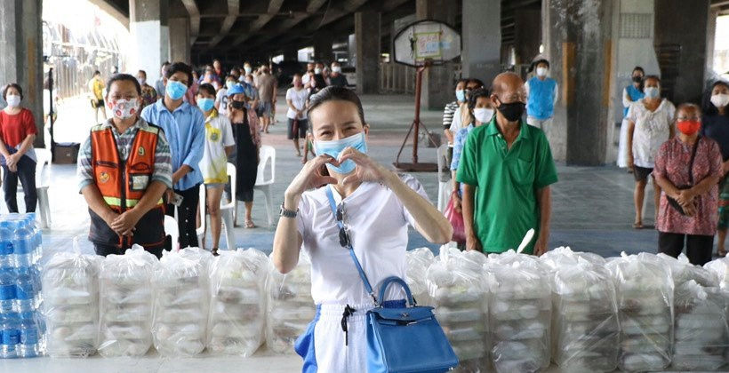 “มาดามแป้ง” นำทีมแฟนคลับ “ท่าเรือ” เปิดครัวทำอาหารแจกชาวคลองเตย | The Thaiger