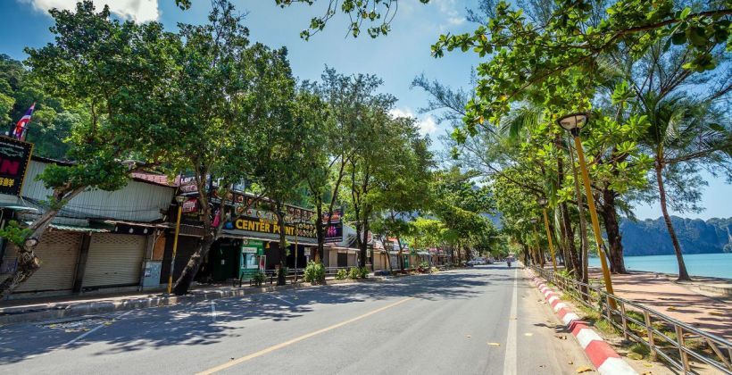 เมืองร้าง ! อ่าวนาง จ.กระบี่ เงียบกริบ หลังห้ามเล่นสงกรานต์ | The Thaiger
