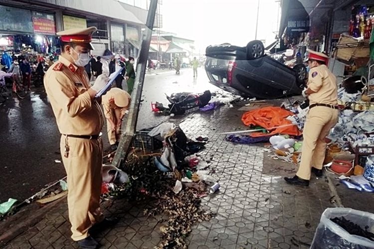 Hà Nam: Nữ tài xế rồ ga, xe ô tô tông vào dãy ki ốt rồi lật ngửa trên vỉa hè | News by Thaiger