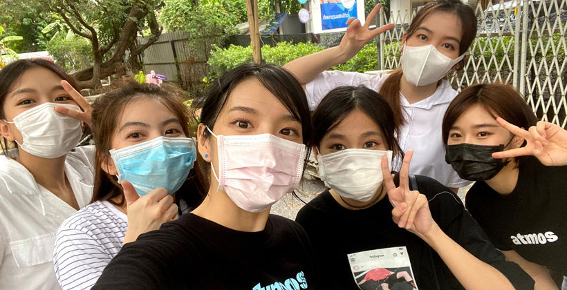 ใจบุญ! เฌอปราง BNK48 ร่วมกับ มูลนิธิกระจกเงา นำถุงยังชีพไปแจกประชาชน | The Thaiger