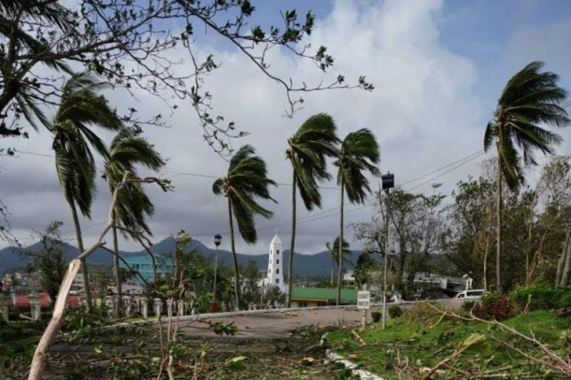 Typhoon Vongfong closes in on the Philippines, hits coast later today