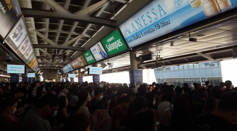 Lack of social distancing at BTS stations in Bangkok | News by Thaiger